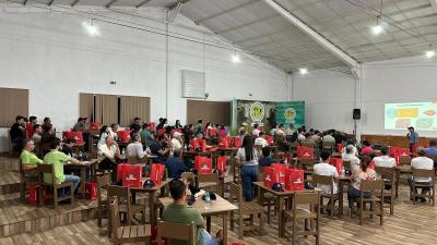 Produtores participam de palestra sobre novas tecnologias em sementes para pastagens na Sociedade Rural de Laranjeiras do Sul
